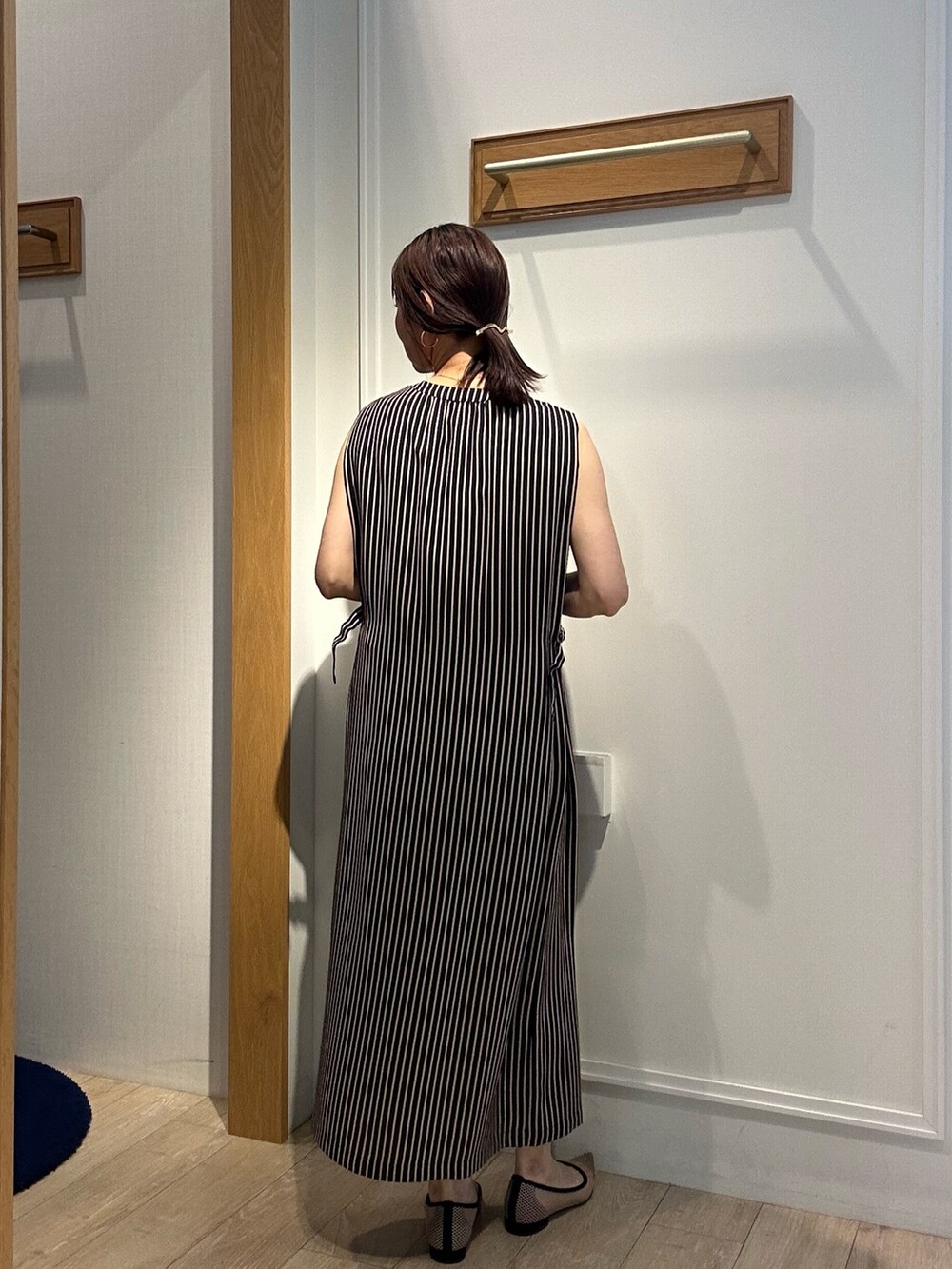 グレー系のテーラードジャケット、ブルー系のテーラードジャケット、ブラック系のトートバッグを着用したレディースの夏コーディネートの3枚目の写真