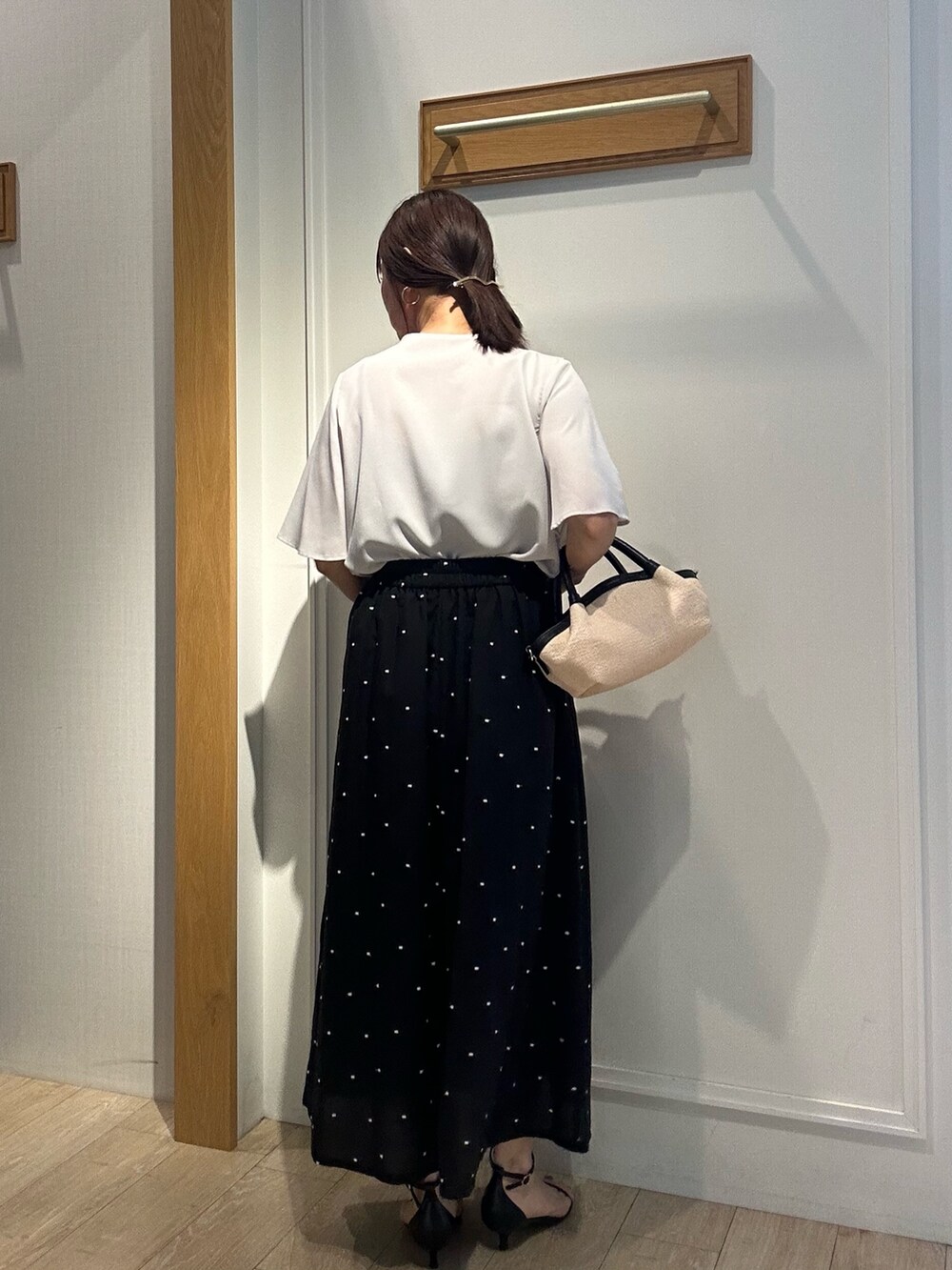 グレー系のシャツ/ブラウス、ブラック系のスカート、グレー系のテーラードジャケットを着用したレディースの夏コーディネートの3枚目の写真