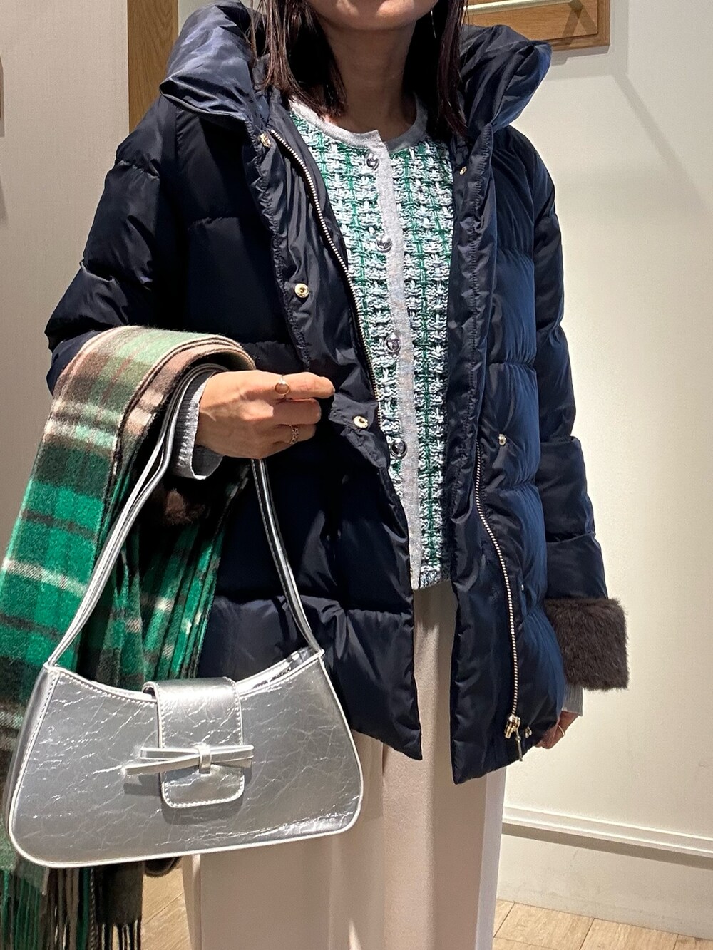「冬アウター、おでかけコーデ、秋冬コーデ、シンフルコーデ、休日コーデ、キレイめ、カーディガン、低身長女子、お仕事コーデ、ダウン、ダウンジャケット、ダウンコート、ダウンコーデ、ツイード、ツイードジャケット」｜「MICO COULIERのハイストレッチジョーゼットパンツ（その他パンツ、ホワイト系）」を使った、daimonさん（骨格ナチュラル・レディース・154cm）の冬コーディネートの9枚目の写真