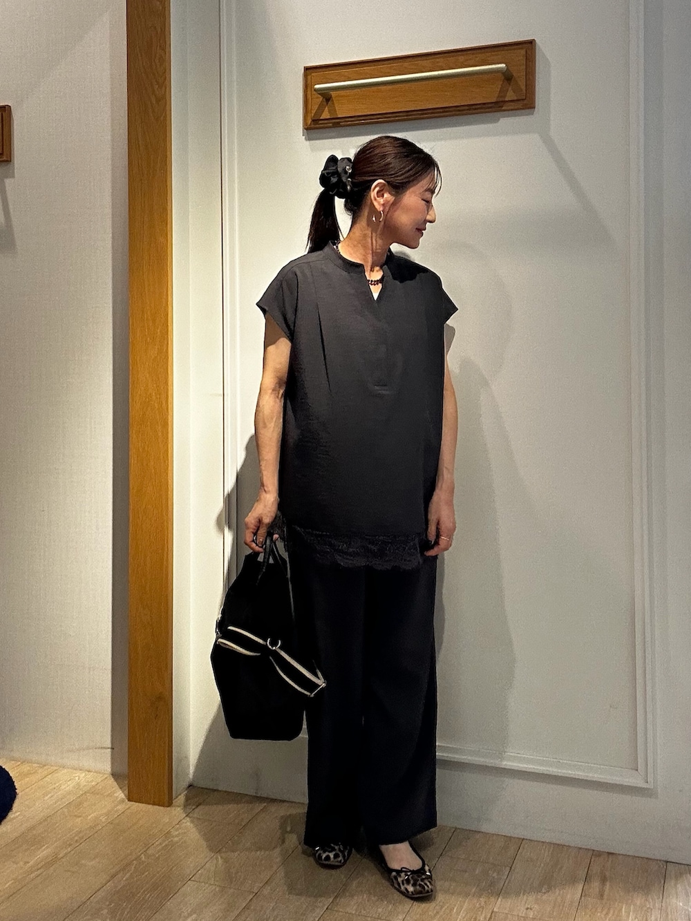 ベージュ系のシャツ/ブラウス、ブラック系のトートバッグ、グレー系のシャツ/ブラウスを着用したレディースの夏コーディネートの7枚目の写真