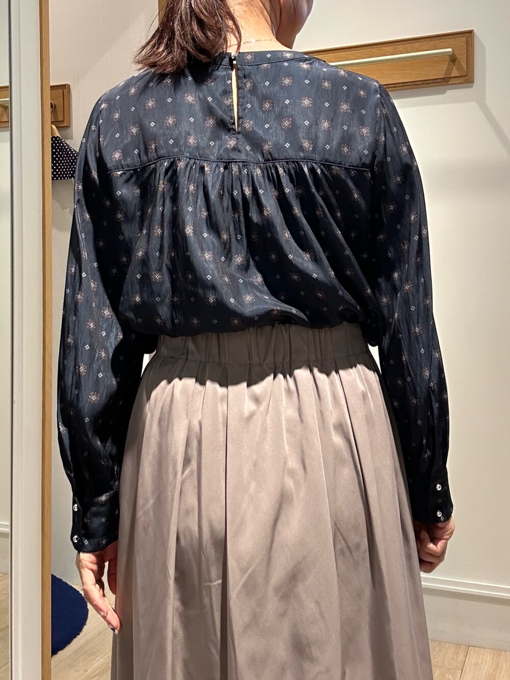 ブラウン系のスカート、ブルー系のシャツ/ブラウス、ブラウン系のトートバッグを着用したレディースの秋コーディネートの7枚目の写真