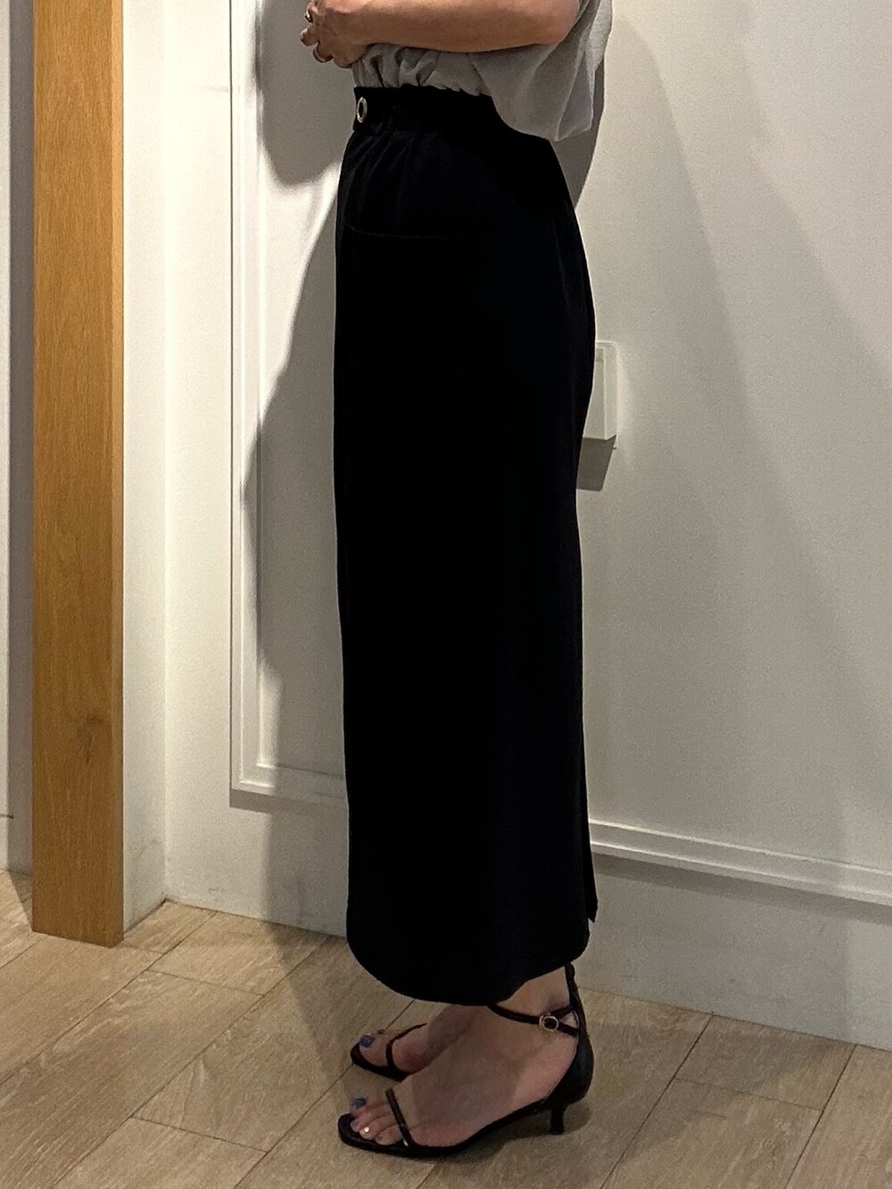 ホワイト系のテーラードジャケット、ベージュ系のシャツ/ブラウス、ブラック系のスカートを着用したレディースの夏コーディネートの10枚目の写真