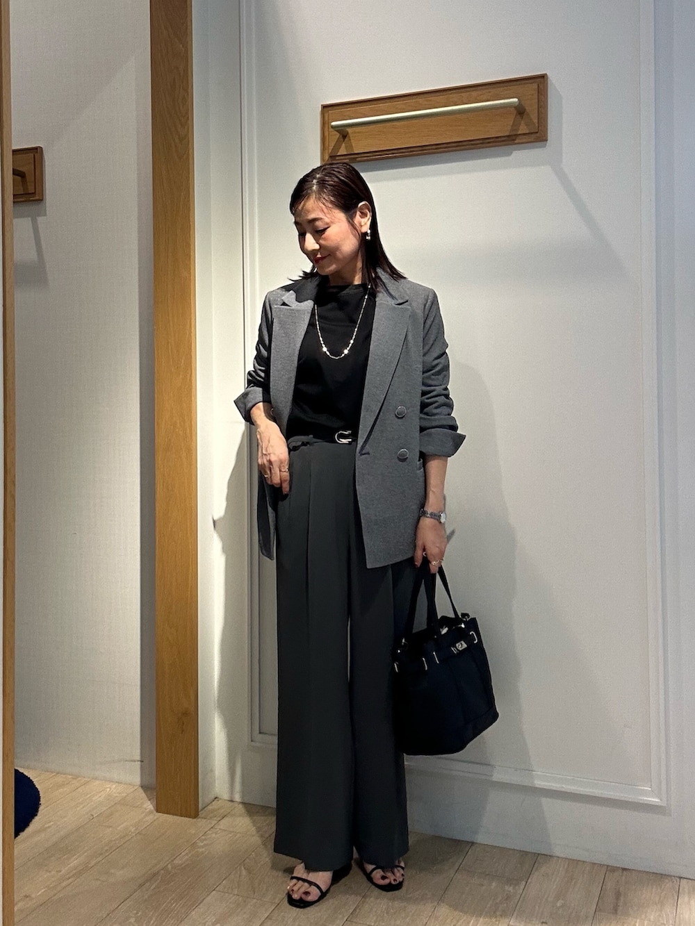 グレー系のテーラードジャケット、グレー系のその他パンツ、ブラック系のTシャツ/カットソーを着用したレディースの秋コーディネートの2枚目の写真