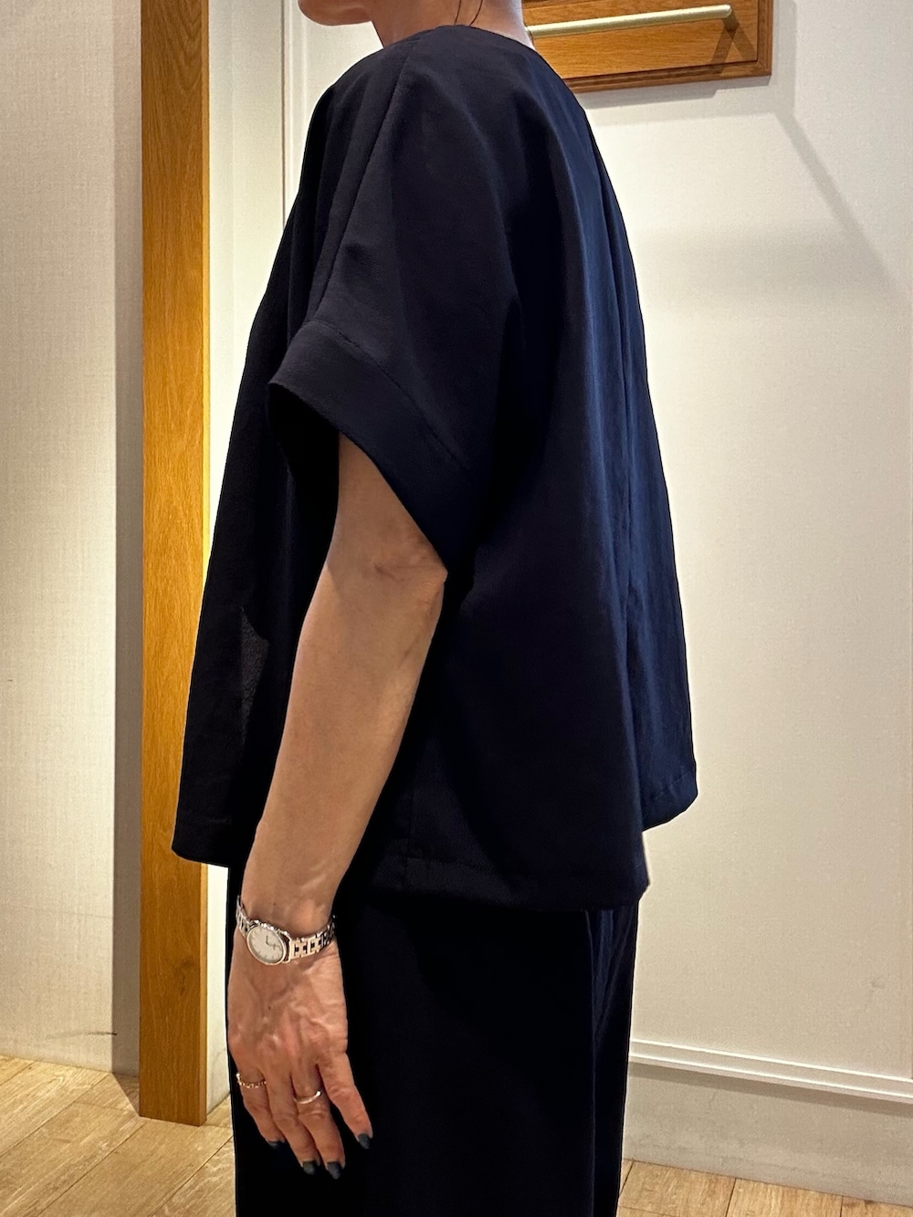 ブルー系のその他パンツ、ブルー系のダウンジャケット/コート、ホワイト系のTシャツ/カットソーを着用したレディースの夏コーディネートの6枚目の写真