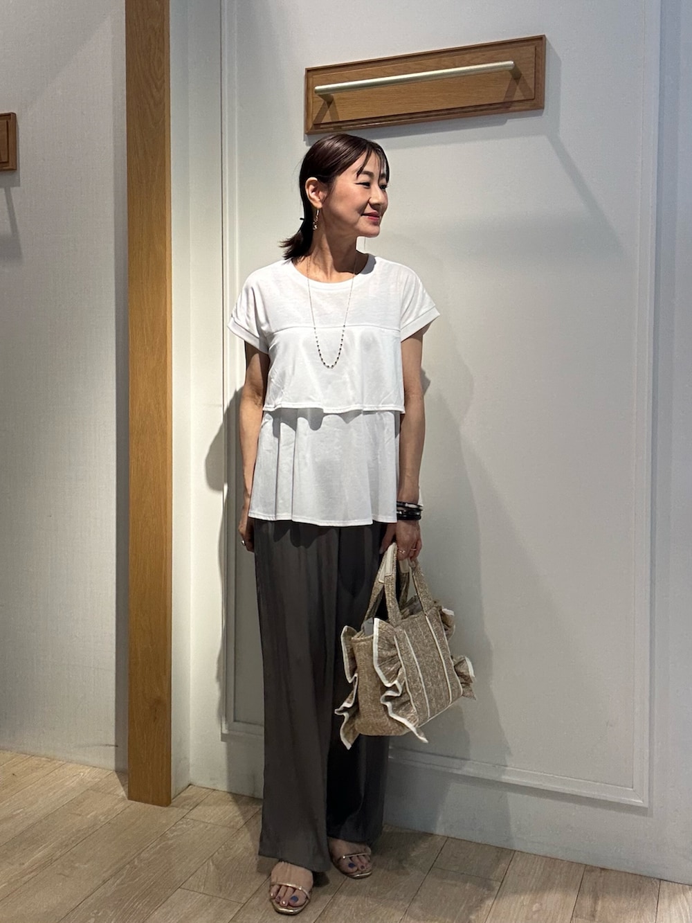 「白Tシャツ、今日のコーデ、夏、低身長女子、オトナカジュアル、Tシャツコーデ、大人女子、大人コーデ、ママファッション、ゆるコーデ、イージーパンツ、低身長コーデ、150cm台コーデ、40代ファッション、パンツコーデ」｜「fredy couleurのTC天竺ティアードフリルTシャツ（Tシャツ/カットソー、ホワイト系）」を使った、daimonさん（レディース・154cm）の夏コーディネートの5枚目の写真