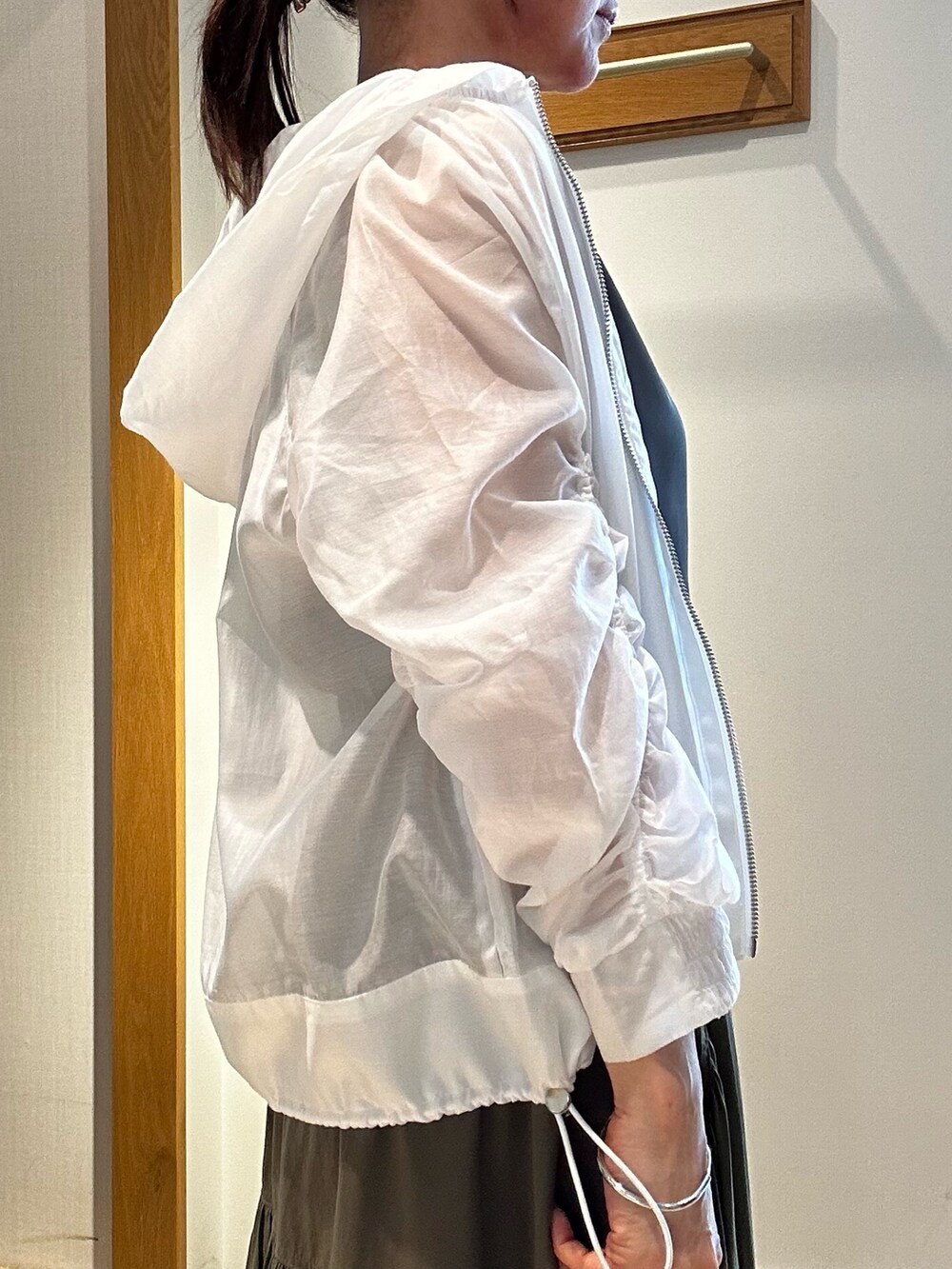 ホワイト系のブルゾン、ブルー系のシャツ/ブラウス、ブルー系のその他パンツを着用したレディースの春コーディネートの5枚目の写真