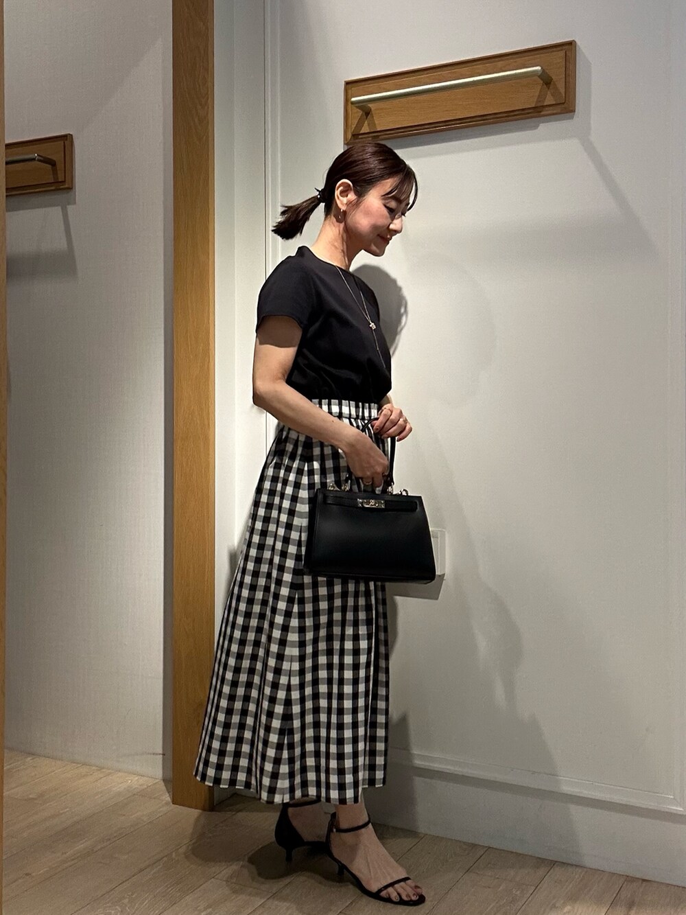 「サンダル、お出かけコーデ、夏服コーデ、大人コーデ、今日のコーデ、キレイめカジュアル、ワンピースコーデ、シンプルカジュアル、オフィススタイル、授業参観日コーデ、低身長女子、ワンピーススタイル、チェックワンピース、チェックワンピ、低身長コーデ」｜「NOLLEY’Sの2wayCLASSICショルダーバッグM（ショルダーバッグ、ブラック系）」を使った、daimonさん（レディース・154cm）の春コーディネートの4枚目の写真