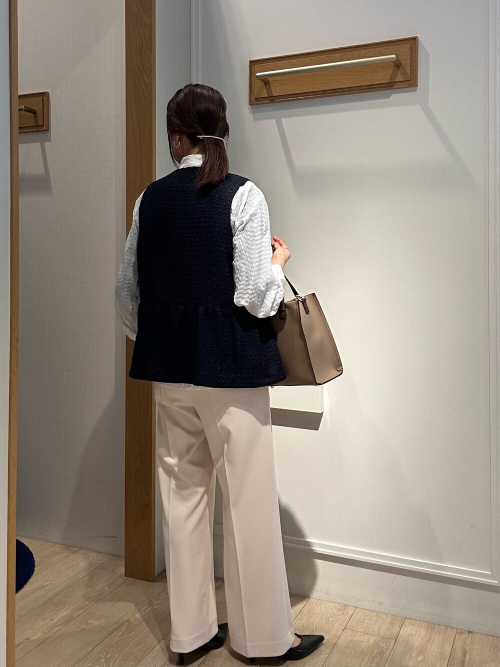 ブルー系のノーカラージャケット、ホワイト系のシャツ/ブラウス、ホワイト系のその他パンツを着用したレディースの冬コーディネートの3枚目の写真