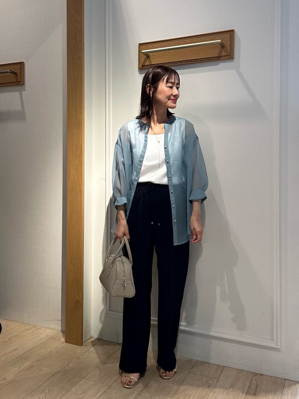 ブルー系のシャツ/ブラウス、ホワイト系のTシャツ/カットソー、ブルー系のその他パンツを着用したレディースの夏コーディネートの6枚目の写真
