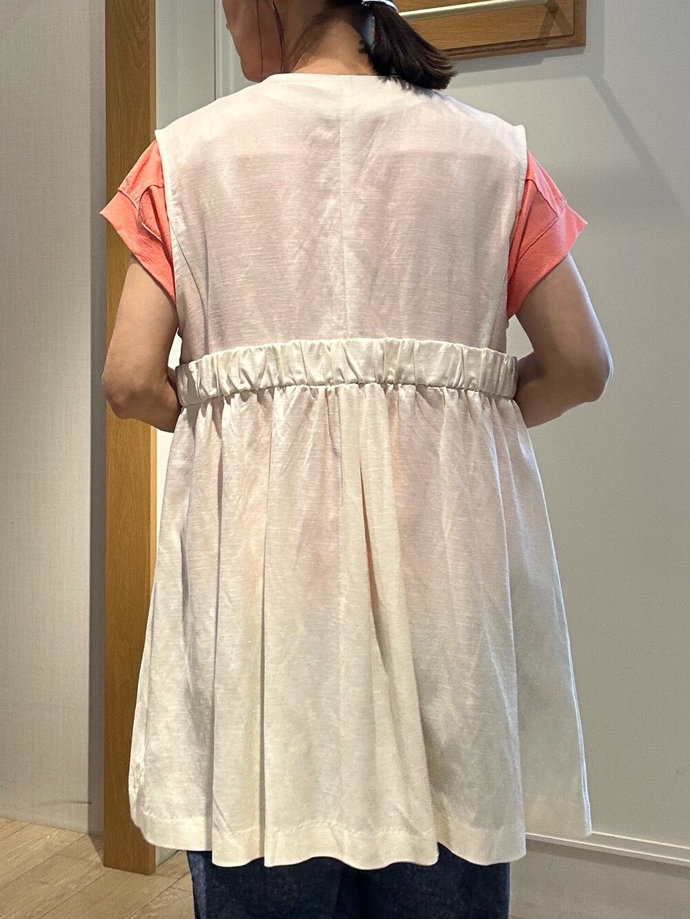 ブルー系のその他パンツ、ピンク系のTシャツ/カットソー、ホワイト系のノーカラージャケットを着用したレディースの夏コーディネートの6枚目の写真