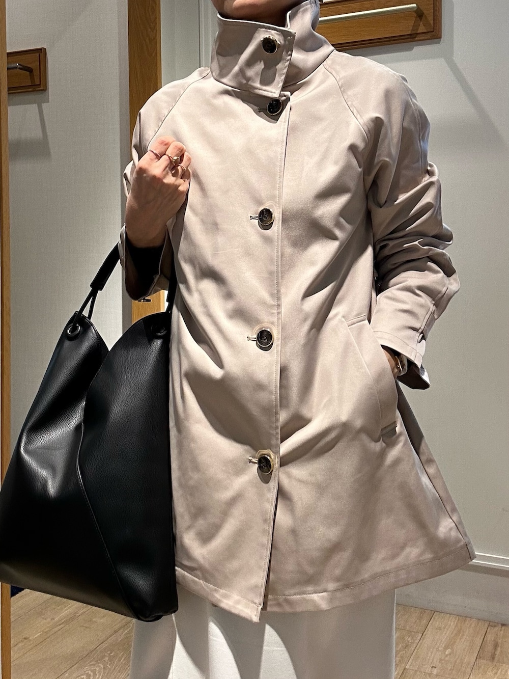 ベージュ系のその他アウター、ブラック系のニット/セーター、ホワイト系のスカートを着用したレディースの冬コーディネートの9枚目の写真