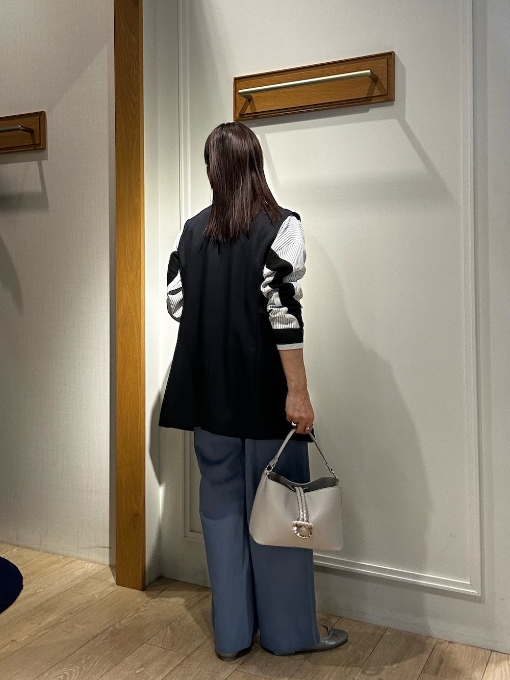 ブルー系のダウンジャケット/コート、ホワイト系のシャツ/ブラウス、ブルー系のデニムパンツを着用したレディースの冬コーディネートの3枚目の写真