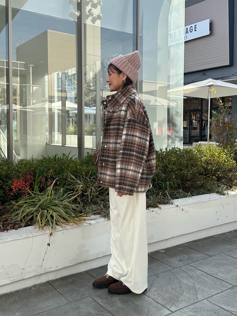 ホワイト系のその他パンツ、ブラウン系のテーラードジャケット、ホワイト系のニット/セーターを着用したレディースの冬コーディネートの2枚目の写真