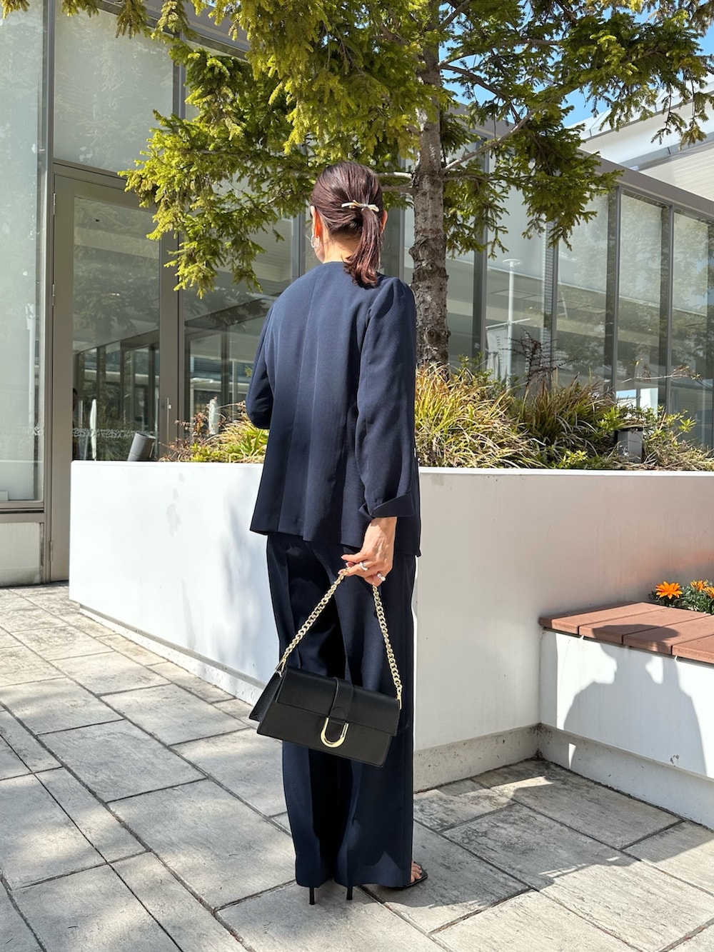 「春めき満開コーデ、春服、ワントーンコーデ、低身長コーデ、低身長女子、40代ファッション、セットアップ、セットアップスタイル、セットアップコーデ、ネイビーコーデ、ネイビージャケット、ＵＶカット、お仕事、お仕事コーデ、パンツスーツ」｜「MICO COULIERのジョーゼットプリーツブラウス（シャツ/ブラウス、ホワイト系）」を使った、daimonさん（骨格ナチュラル・レディース・154cm）の春コーディネートの3枚目の写真