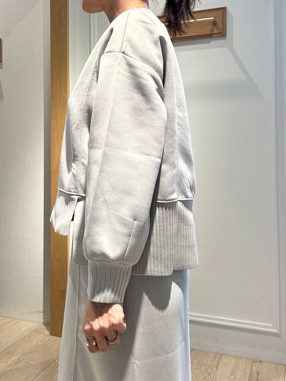 グレー系のトートバッグ、ベージュ系のスカート、ベージュ系のTシャツ/カットソーを着用したレディースの秋コーディネートの7枚目の写真