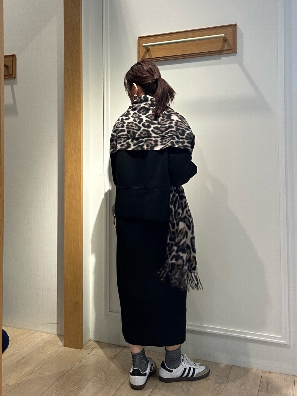 ブラック系のTシャツ/カットソー、ブラック系のスカートを着用したレディースの秋コーディネートの10枚目の写真