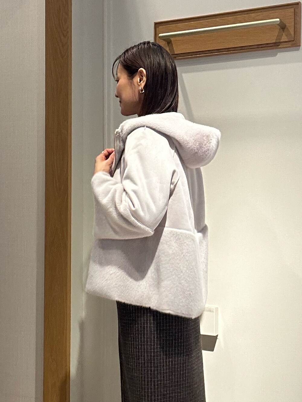 「冬アウター、シンプルコーデ、冬のコーデ、オトナ女子、大人女子、きれいめコーディネート、冬、秋冬コーデ、初冬コーデ、アウターコーデ、初春コーデ、40代コーデ、40代ファッション、ムートンコート、ニットワンピース」｜「MICO COULIERのフェイクムートンファーコート（ブルゾン、ベージュ系）」を使った、daimonさん（骨格ナチュラル・レディース・154cm）の冬コーディネートの7枚目の写真