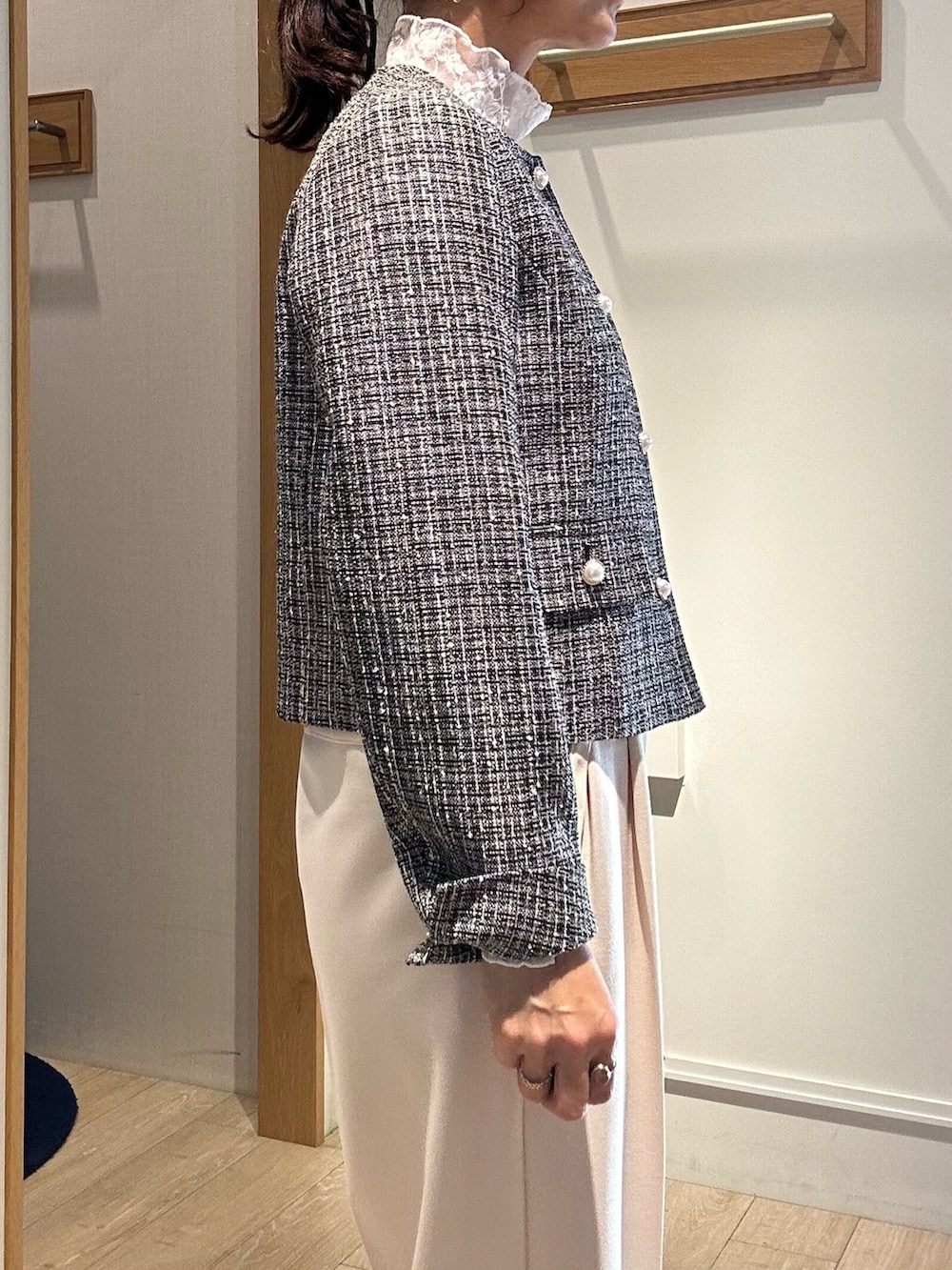 ブラック系のノーカラージャケット、ホワイト系のTシャツ/カットソー、ホワイト系のその他パンツを着用したレディースの冬コーディネートの5枚目の写真