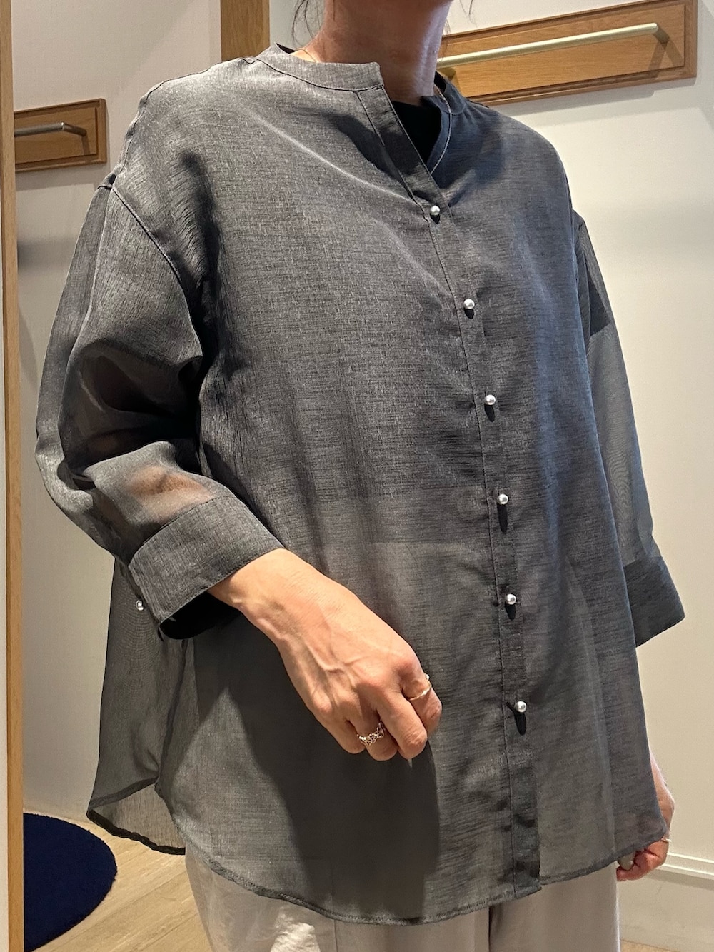 ベージュ系のその他パンツ、ブラック系のTシャツ/カットソー、グレー系のシャツ/ブラウスを着用したレディースの春コーディネートの5枚目の写真