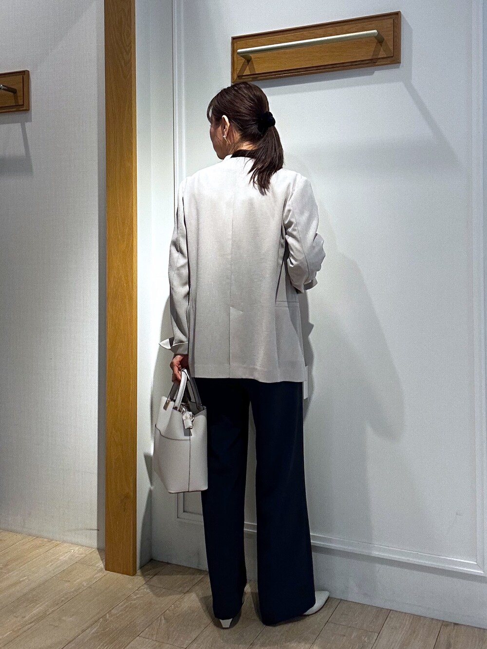 ホワイト系のシャツ/ブラウス、ベージュ系のノーカラージャケット、ブルー系のその他パンツを着用したレディースの春コーディネートの7枚目の写真