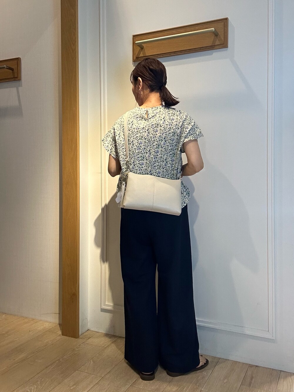 ブルー系のその他パンツ、グリーン系のシャツ/ブラウス、ゴールド系のネックレスを着用したレディースの春コーディネートの3枚目の写真