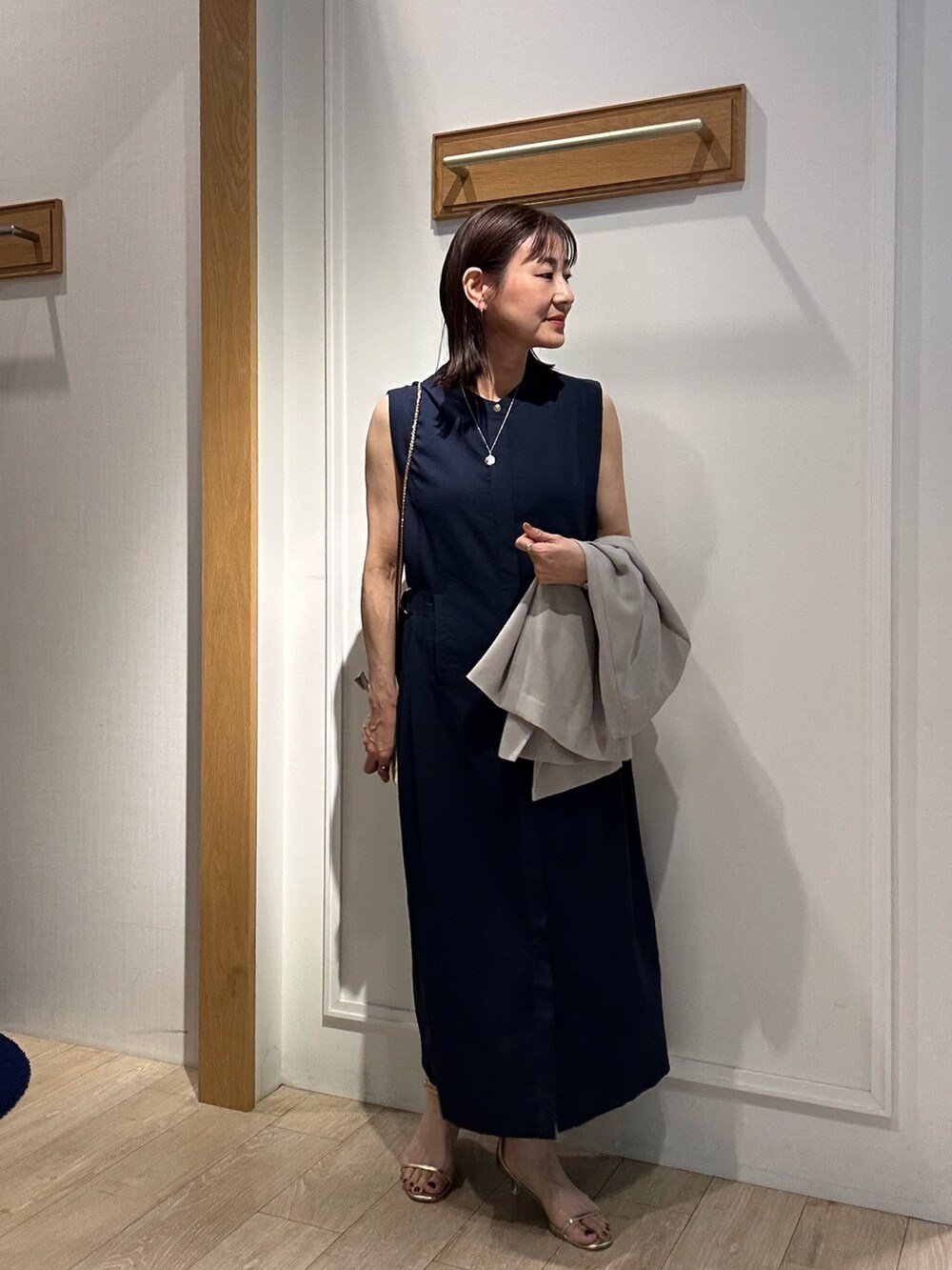 「サンダル、カジュアルスタイル、オトナ女子、春服コーデ、大人ファッション、夏コーデ、夏ファッション、大人可愛い、授業参観日コーデ、ワンピーススタイル、ワンピース、低身長、低身長コーデ、低身長女子、ジャケットスタイル」｜「MICO COULIERの麻調合繊タック切替シャツワンピース（ワンピース、ブルー系）」を使った、daimonさん（骨格ナチュラル・レディース・154cm）の春コーディネートの4枚目の写真