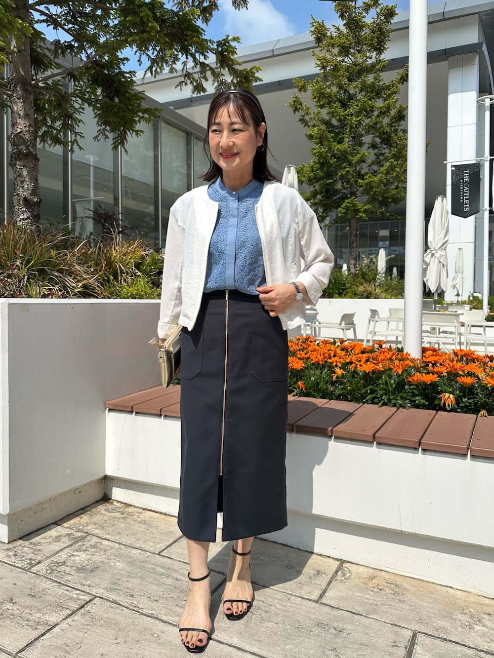 「ショルダーバッグ、シャツスタイル、サンダル、シンプルコーデ、夏ファッション、夏コーデ、キレイめカジュアル、スカートコーデ、オフィスカジュアル、キレイめ、シンプルスタイル、オフィススタイル、低身長コーデ、低身長女子、40代ファッション」|「MICO COULIERのローンレースブラウス(シャツ/ブラウス、ブルー系)」を使った、daimonさん(レディース・154cm)の春コーディネートの2枚目の写真