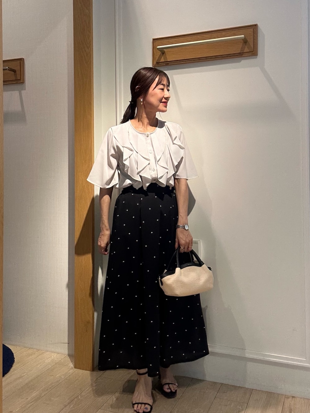 「お出かけコーデ、デートコーデ、シンプルコーデ、秋、キレイめコーデ、大人コーデ、フリルトップス、ママファッション、ジャケットコーデ、ジャケットスタイル、ドットスカート、フリルブラウス、低身長コーデ、低身長女子、150cm台コーデ」|「MICO COULIERの刺繍ドットスカート(スカート、ブラック系)」を使った、daimonさん(レディース・154cm)の夏コーディネートの10枚目の写真