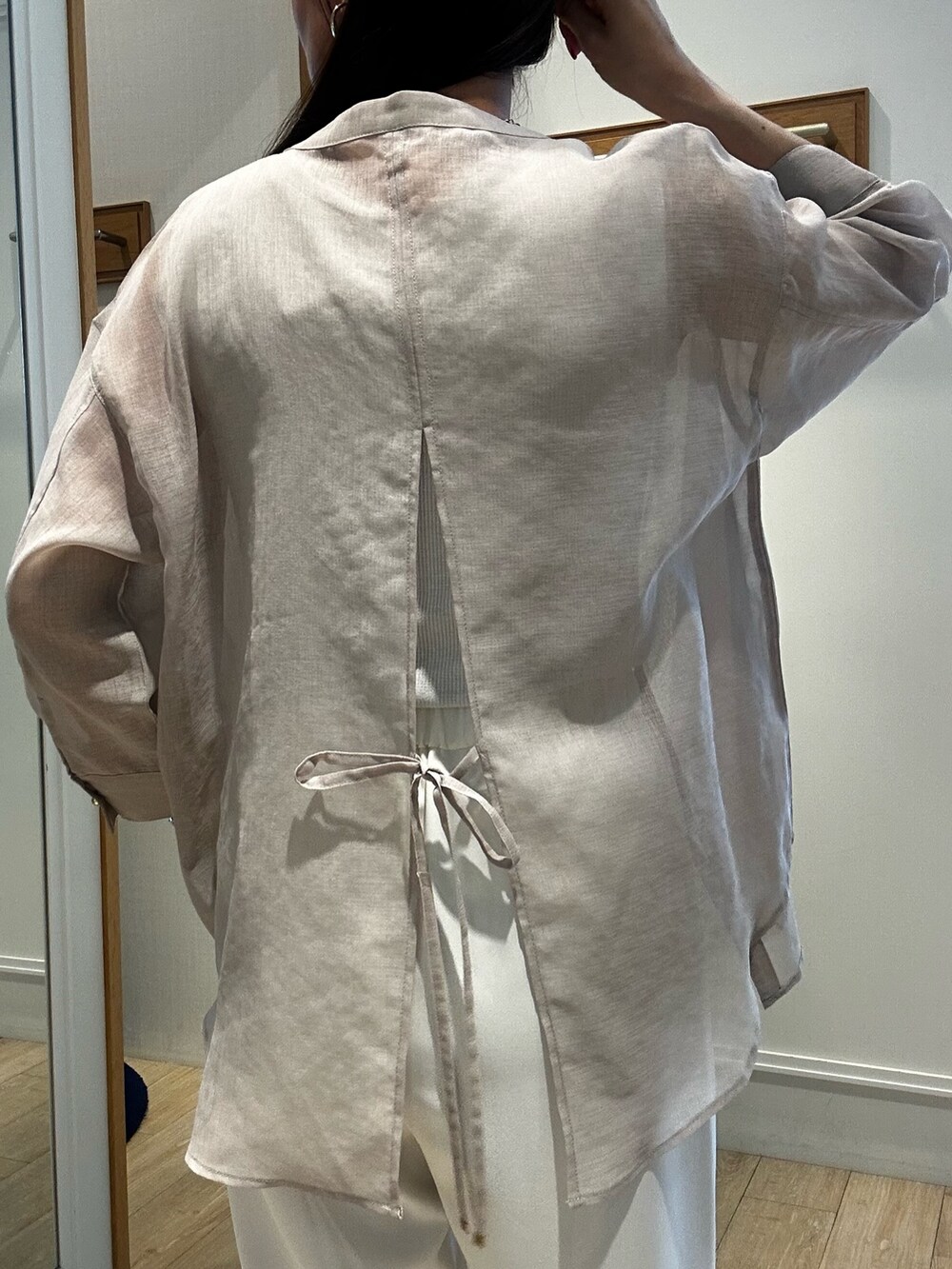 ベージュ系のシャツ/ブラウス、ホワイト系のTシャツ/カットソー、ホワイト系のその他パンツを着用したレディースの夏コーディネートの6枚目の写真