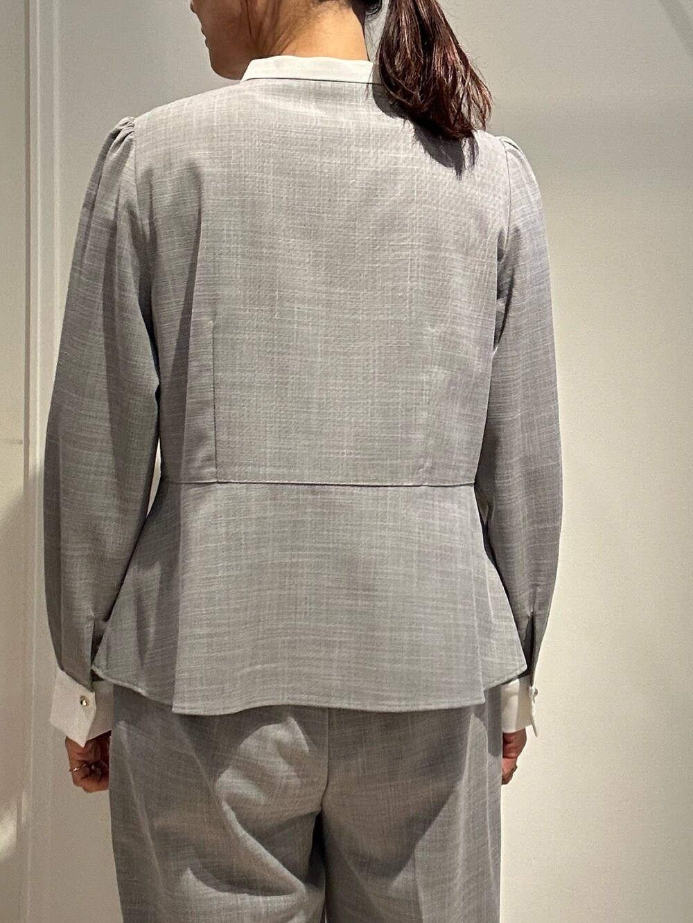ブラック系のその他パンツ、ブラック系のシャツ/ブラウス、ブラック系のバッグを着用したレディースの冬コーディネートの7枚目の写真