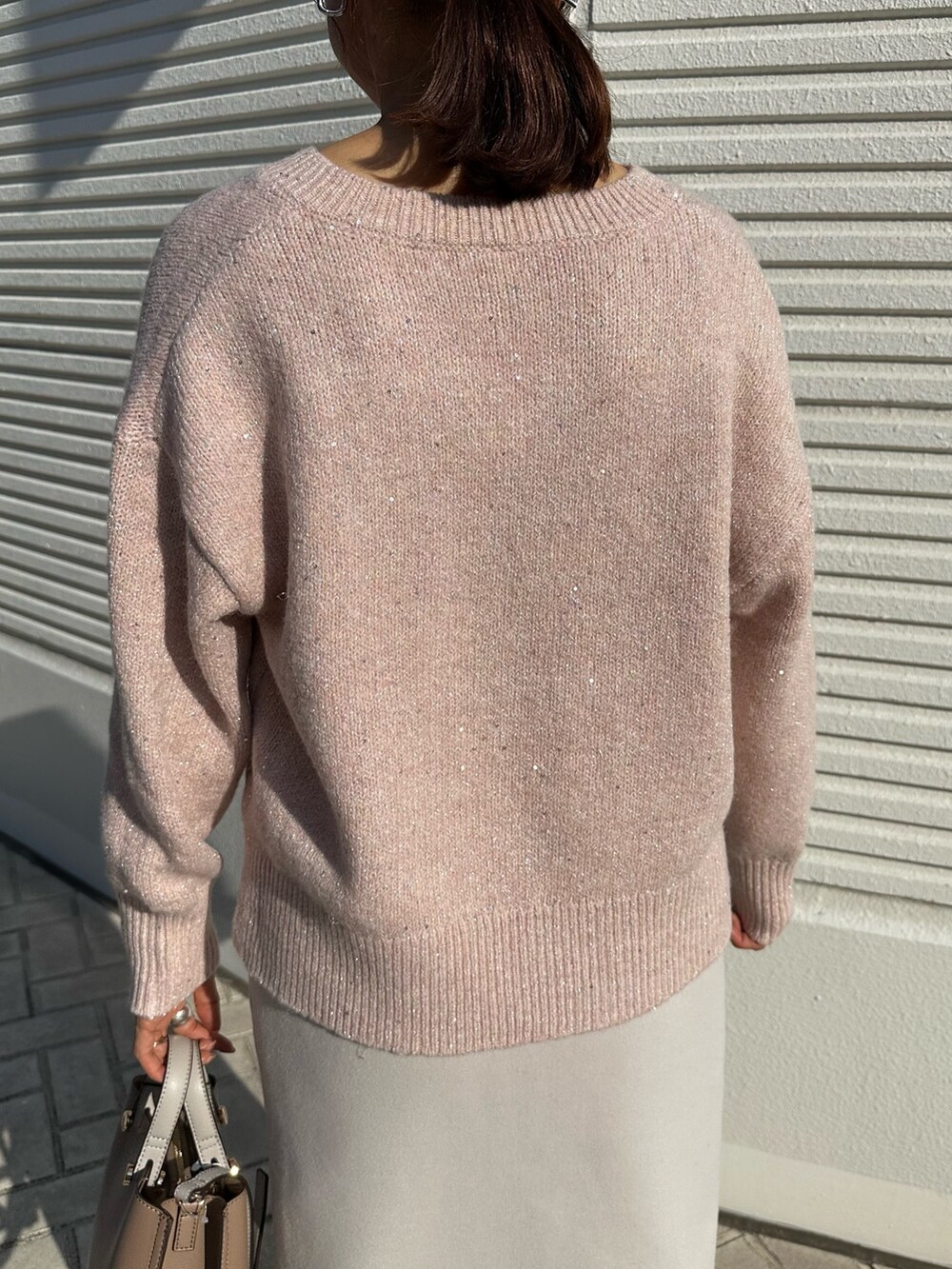 「淡色コーデ、冬アウター、秋冬コーデ、大人かわいい、休日コーデ、おでかけコーデ、キレイめ、シンフルコーデ、きれいめコーディネート、お仕事コーデ、低身長コーデ、ムートンコート、ファーコート、ニットコーデ、40代ファッション」｜「MICO COULIERのフェイクムートンファーコート（ブルゾン、グレー系）」を使った、daimonさん（骨格ナチュラル・レディース・154cm）の冬コーディネートの10枚目の写真