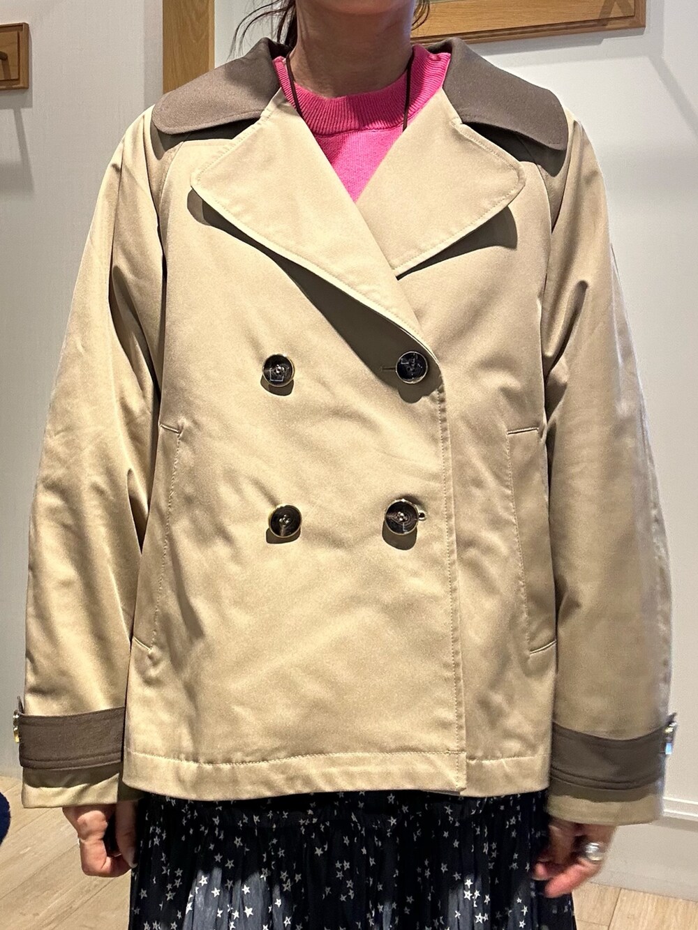 イエロー系のトレンチコート、ピンク系のニット/セーターを着用したレディースの秋コーディネートの7枚目の写真