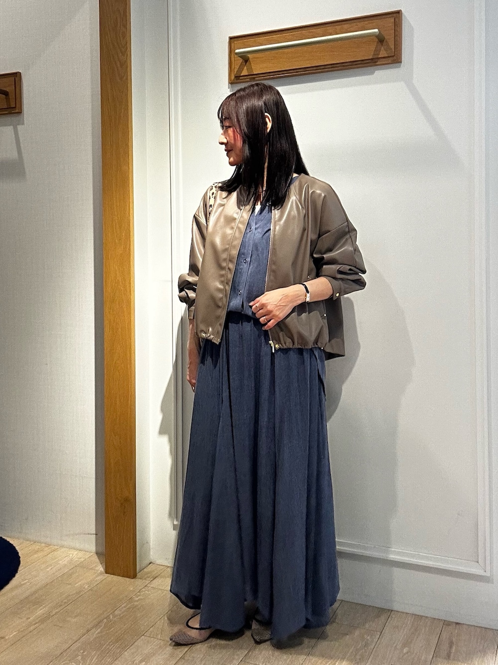 ブルー系のスカート、ブルー系のシャツ/ブラウス、グリーン系のブルゾンを着用したレディースの春コーディネートの4枚目の写真