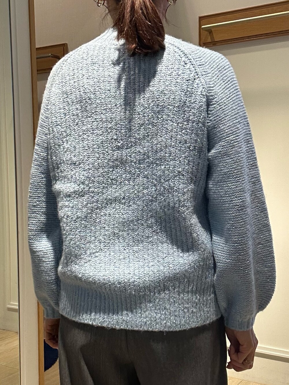 ベージュ系のダウンジャケット/コート、ブルー系のニット/セーターを着用したレディースの冬コーディネートの10枚目の写真