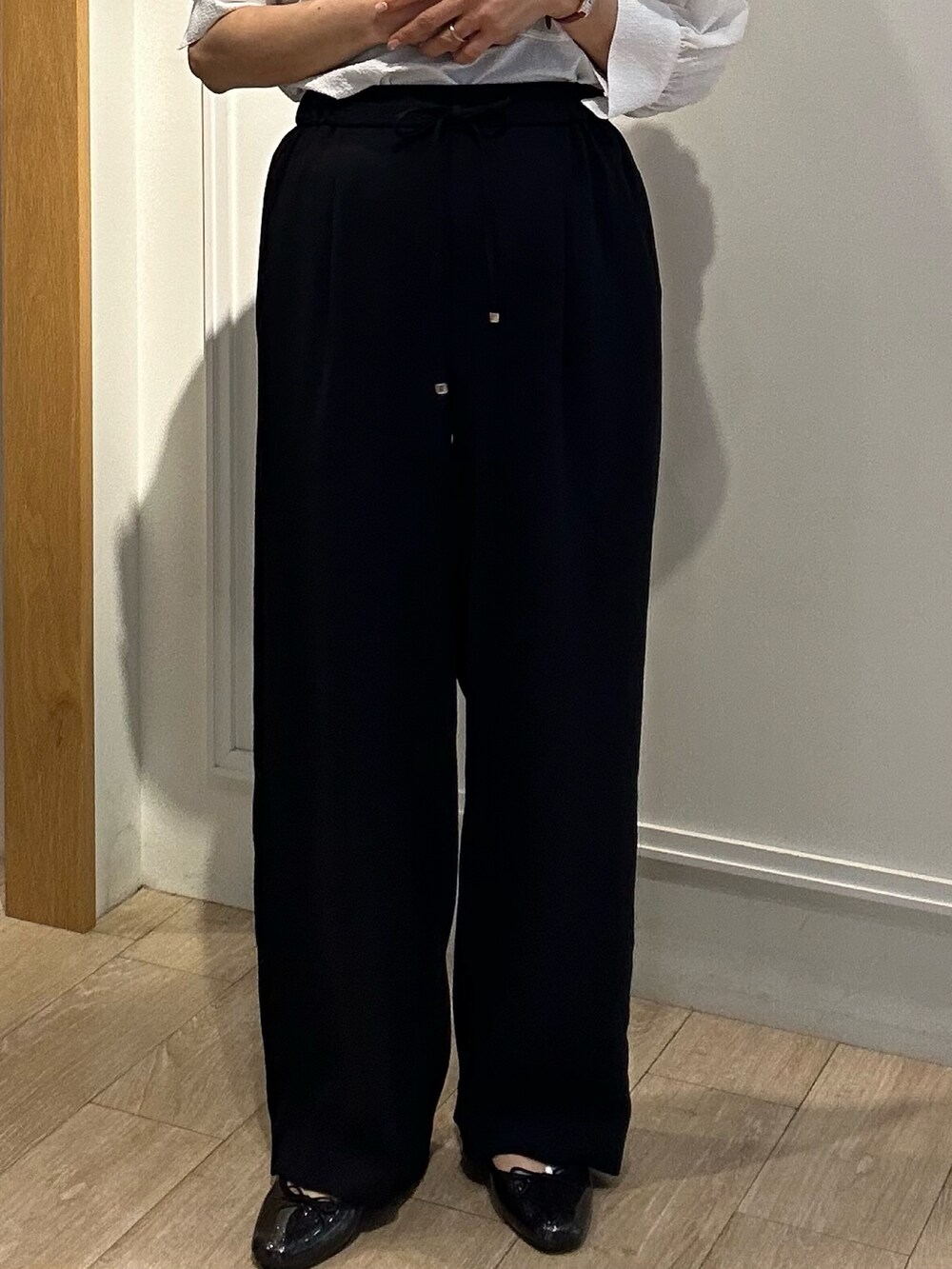 ホワイト系のシャツ/ブラウス、ブルー系のその他パンツ、ブラック系のショルダーバッグを着用したレディースの春コーディネートの10枚目の写真