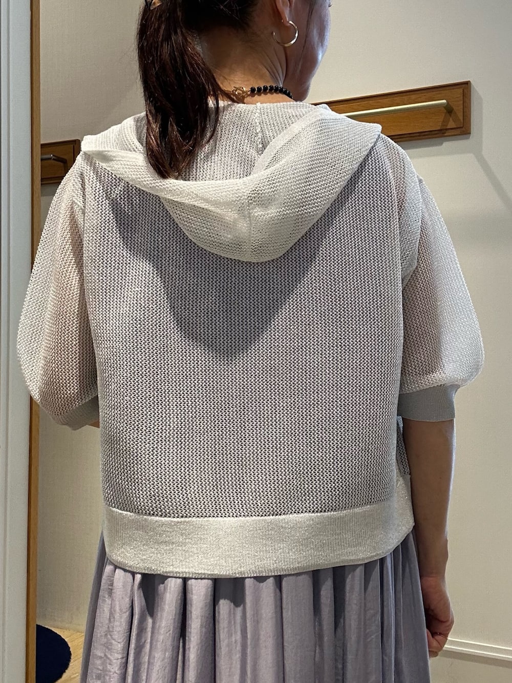ブラウン系のTシャツ/カットソー、ベージュ系のスカート、ホワイト系のカーディガン/ボレロを着用したレディースの夏コーディネートの7枚目の写真