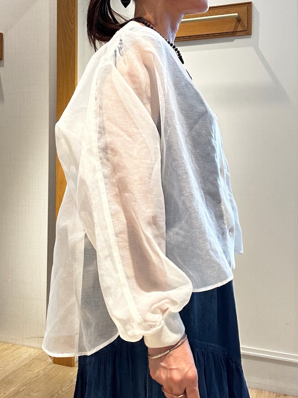 ホワイト系のカーディガン/ボレロ、ブルー系のワンピース、ブラック系のネックレスを着用したレディースの夏コーディネートの4枚目の写真