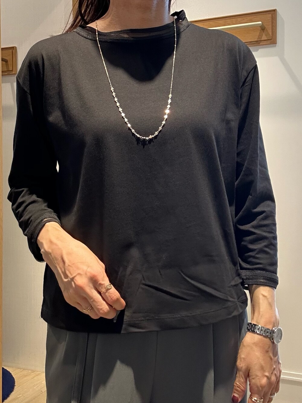 ブラック系のTシャツ/カットソー、グレー系のその他パンツ、グレー系のテーラードジャケットを着用したレディースの秋コーディネートの5枚目の写真