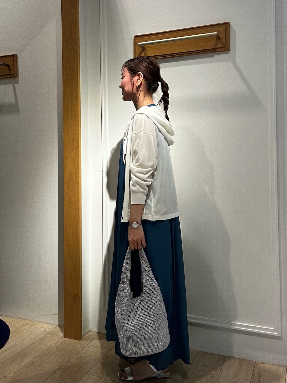 ブルー系のワンピース、ブルー系のカーディガン/ボレロ、シルバー系のトートバッグを着用したレディースの春コーディネートの2枚目の写真