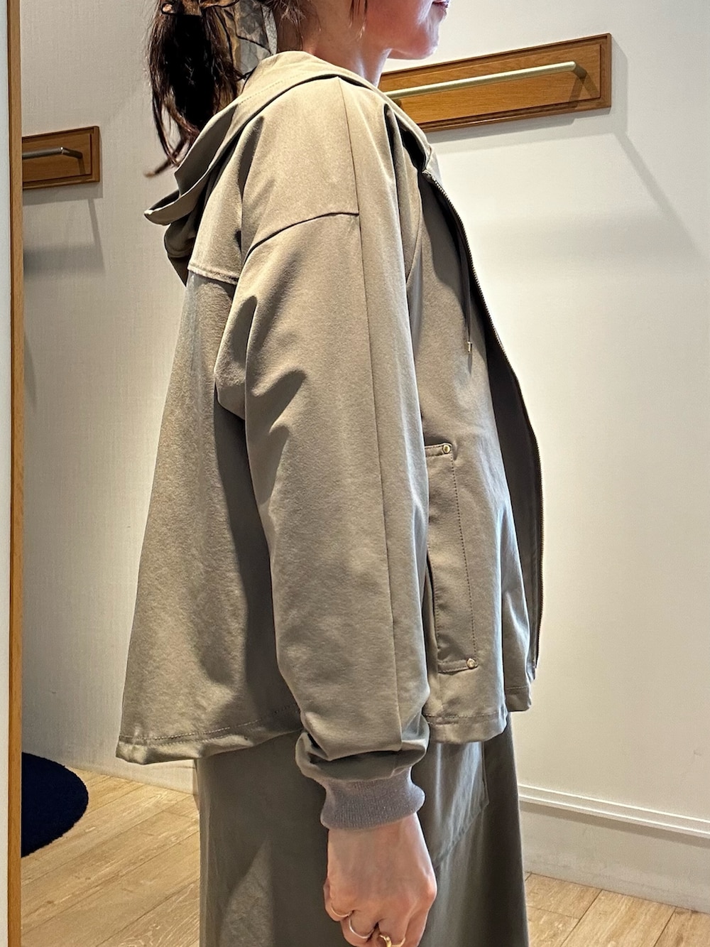 ホワイト系のニット/セーター、グリーン系のブルゾン、ホワイト系のTシャツ/カットソーを着用したレディースの春コーディネートの9枚目の写真