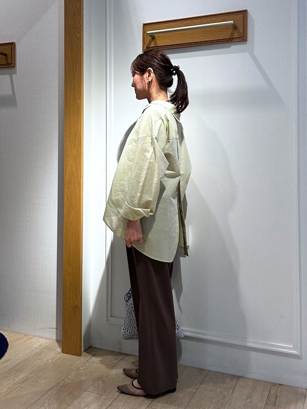 イエロー系のシャツ/ブラウス、グレー系のTシャツ/カットソー、ブラウン系のその他パンツを着用したレディースの春コーディネートの2枚目の写真