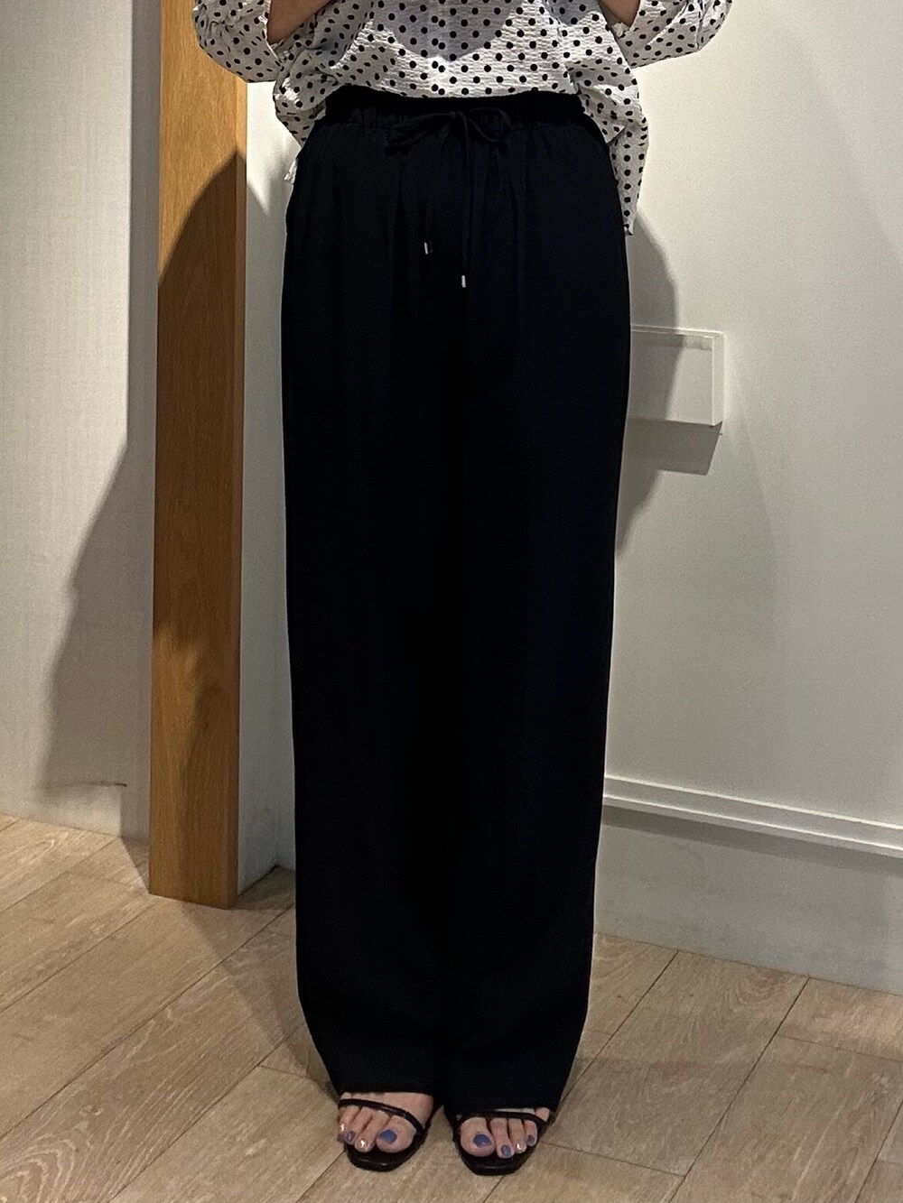 ホワイト系のシャツ/ブラウス、ブラック系のその他パンツ、ブラック系のサンダルを着用したレディースの夏コーディネートの7枚目の写真