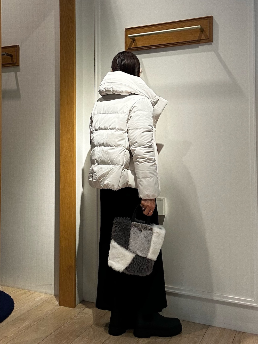 ホワイト系のダウンジャケット/コート、ピンク系のニット/セーター、グレー系のTシャツ/カットソーを着用したレディースの冬コーディネートの3枚目の写真