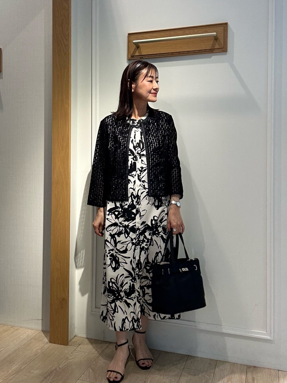 ホワイト系のワンピース、ブラック系のトートバッグを着用したレディースの秋コーディネートの8枚目の写真