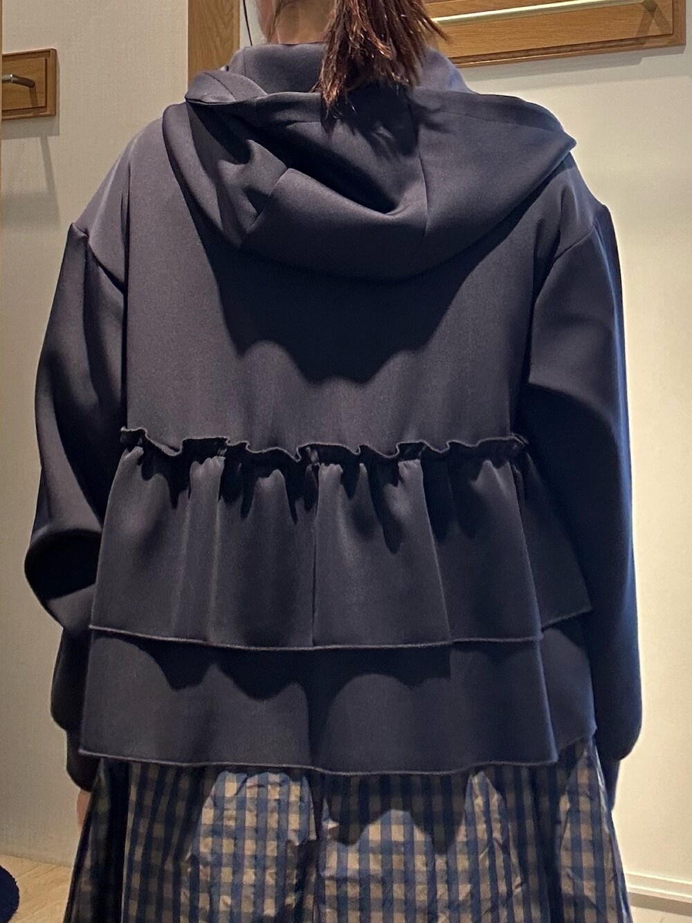 ホワイト系のTシャツ/カットソー、ブルー系のブルゾン、ブラウン系のスカートを着用したレディースの冬コーディネートの9枚目の写真