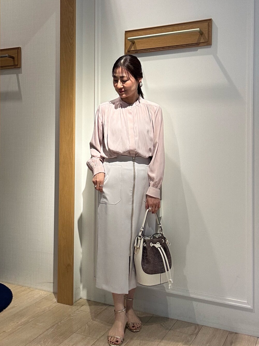 ピンク系のシャツ/ブラウス、ベージュ系のスカートを着用したレディースの春コーディネートの4枚目の写真