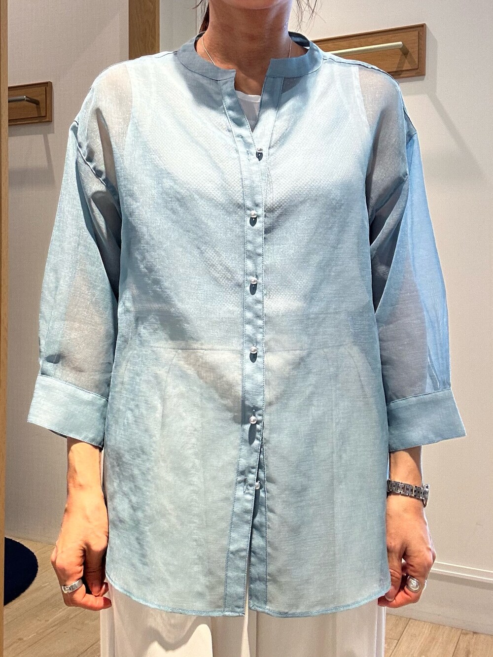 ホワイト系のTシャツ/カットソー、ブルー系のシャツ/ブラウス、ホワイト系のその他パンツを着用したレディースの春コーディネートの6枚目の写真