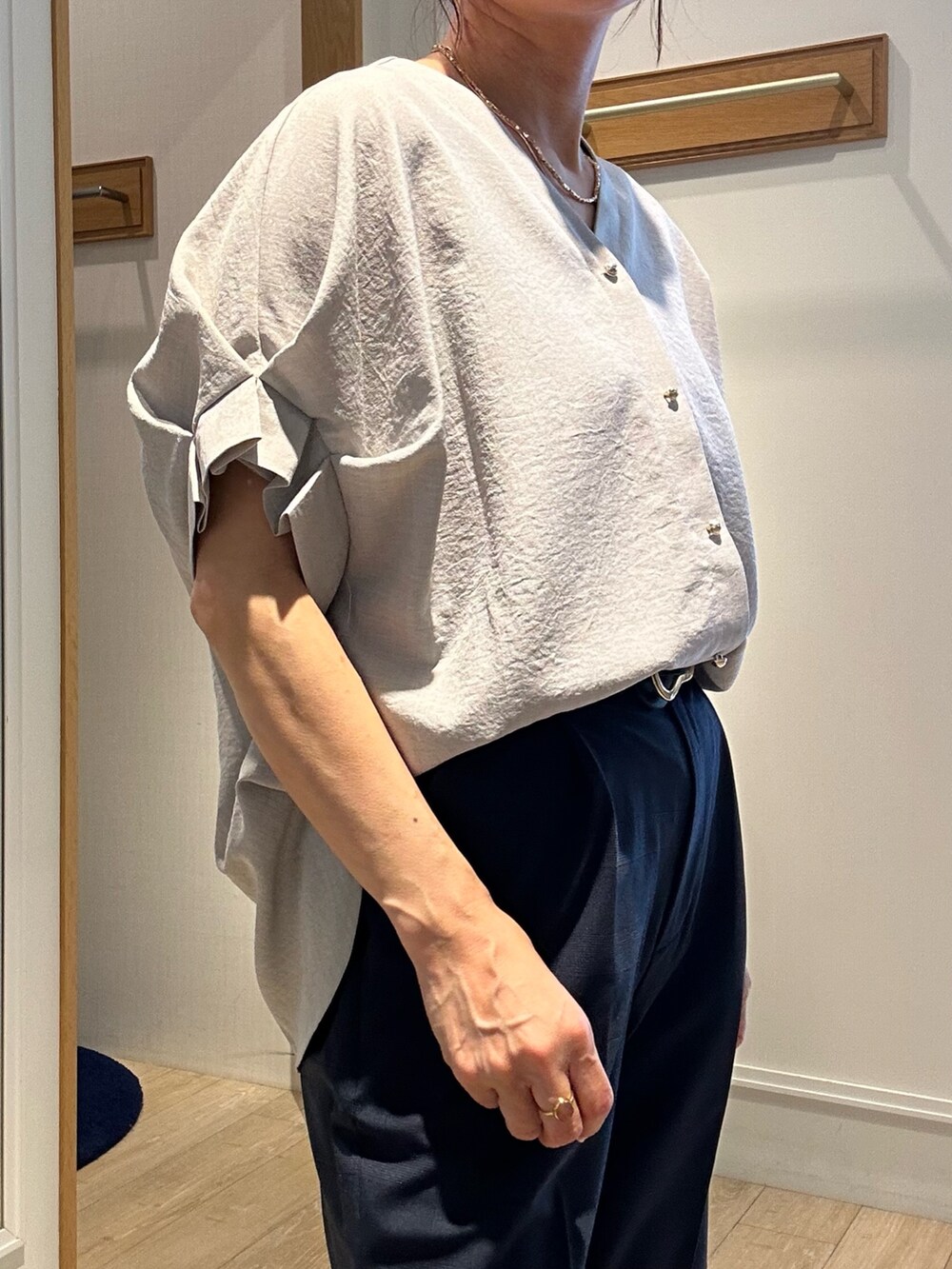 ベージュ系のシャツ/ブラウス、ブルー系のその他パンツ、ブラック系のショルダーバッグを着用したレディースの春コーディネートの6枚目の写真