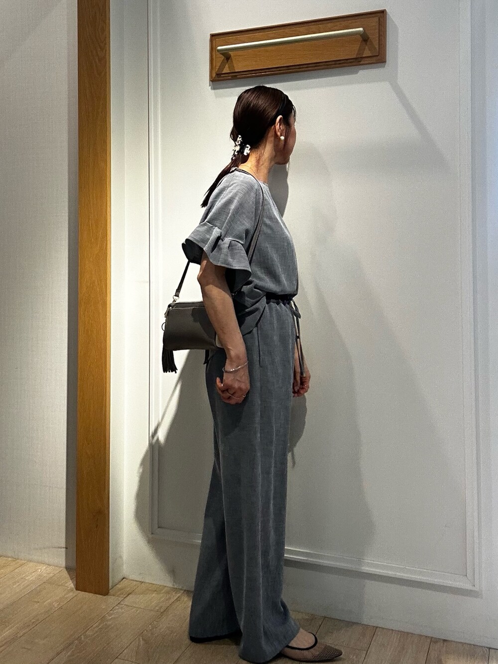 ホワイト系のブルゾン、ブルー系のシャツ/ブラウス、ブルー系のその他パンツを着用したレディースの春コーディネートの8枚目の写真
