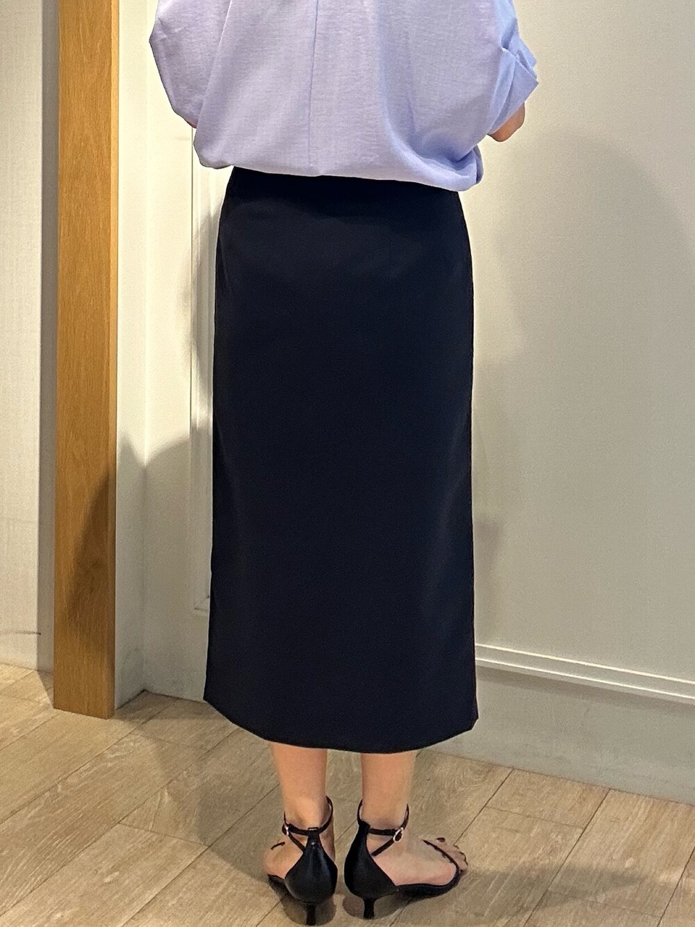 パープル系のシャツ/ブラウス、ブルー系のスカート、ブラック系のショルダーバッグを着用したレディースの春コーディネートの10枚目の写真